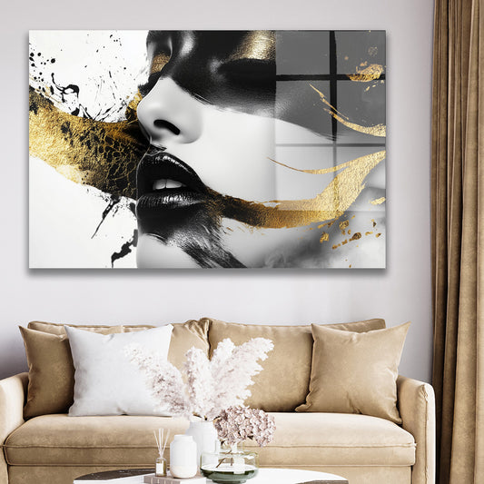 Altın Dudaklı Kadın cam tablo — duvarda dekorasyon görünümü