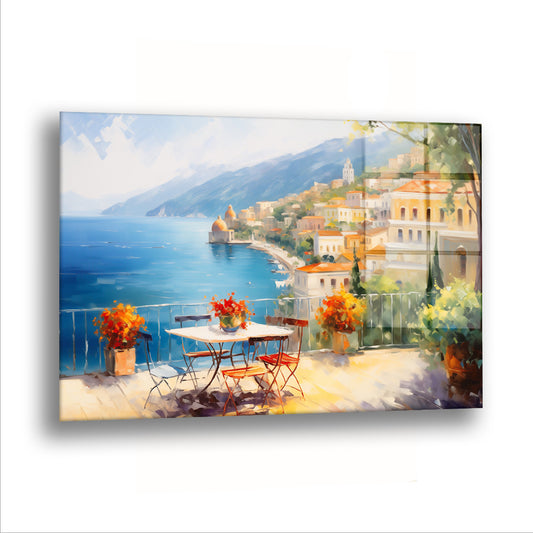Amalfi Sahil Terası cam tablo — Amalfi kıyısına bakan bir teras, masanın üstündeki boş sandalyeyle sizi öğlen güneşine çağırı