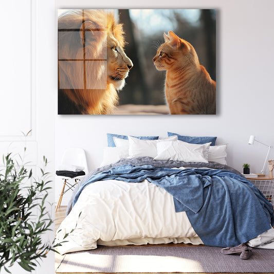Aslan ve Turuncu Kedi cam tablo — iç mekân uygulama örneği