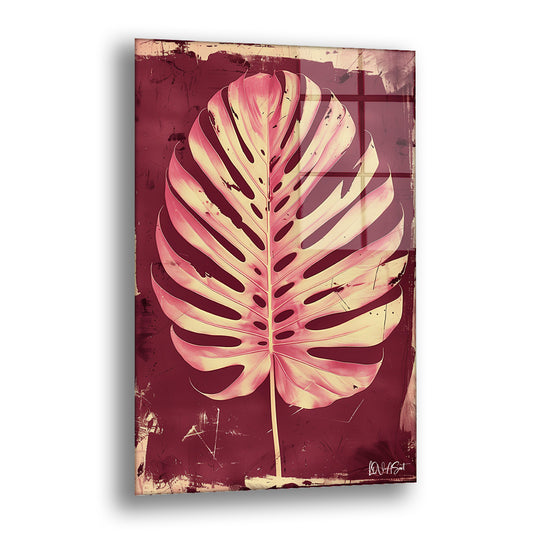 Bordo Zeminde Monstera cam tablo — bordo bir zeminde pembe ve krem rengiyle parlayan tek bir monstera yaprağını, eskimiş boya