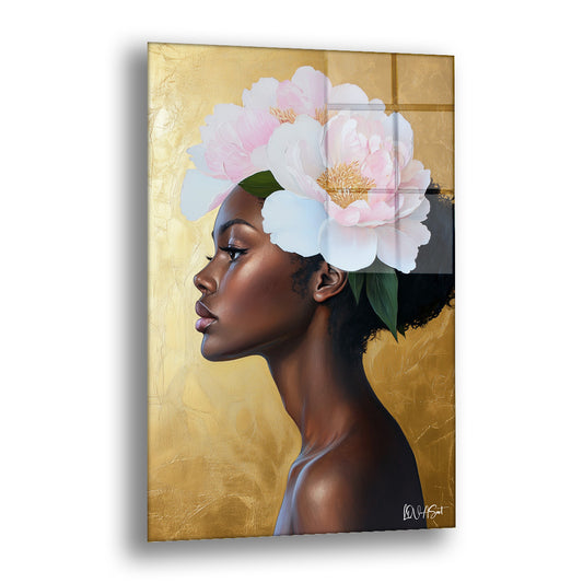 Çiçeklenmiş Kafa cam tablo — başında büyük pembe beyaz bir şakayık taşıyan bir kadının yan profilini altın zeminde gösteriyor
