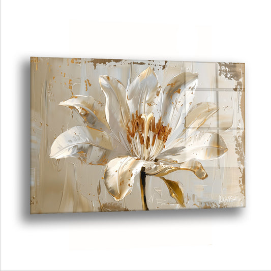 Crinum Çiçeği cam tablo — Tek bir crinum çiçeği, kirli beyaz bir duvarın önünde bütün ilgiyi üstüne topluyor.