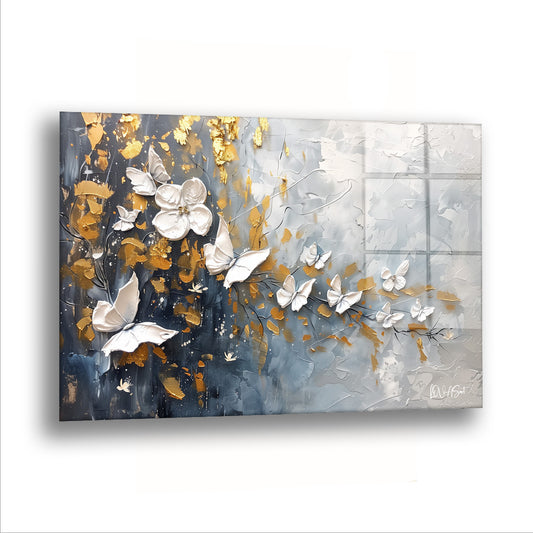 Daldaki Kelebekler cam tablo — Altın yaprakların arasından beyaz kelebekler süzülüyor, dal onları uğurlar gibi eğilmiş.