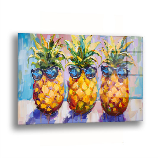 Gözlüklü Ananaslar cam tablo — Üç sarı ananas, pastel bir gökyüzünün önünde poz vermiş.