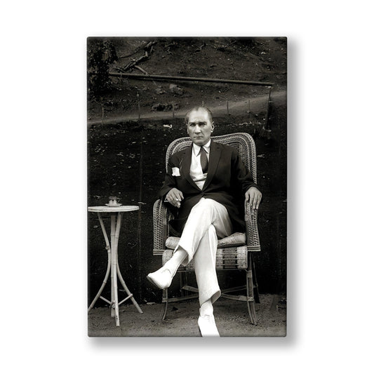 Koltukta Atatürk Portresi kanvas tablo — Siyah beyaz bir kare: hasır koltuğunda oturan Atatürk, bahçe ışığında rahat ve düşünceli bir duruşta.