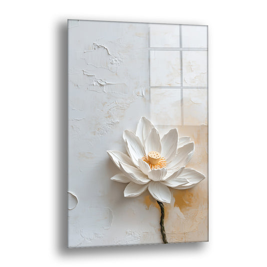 Krem Zeminde Beyaz Lotus cam tablo — sıvalı bir duvarı andıran krem zeminde tek bir beyaz lotusu öne çıkarıyor.