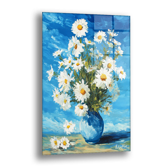 Mavi Vazoda Papatyalar cam tablo — bulutlu mavi bir gökyüzü önünde bembeyaz papatyaların yükseldiği, Van Gogh esintili enerji