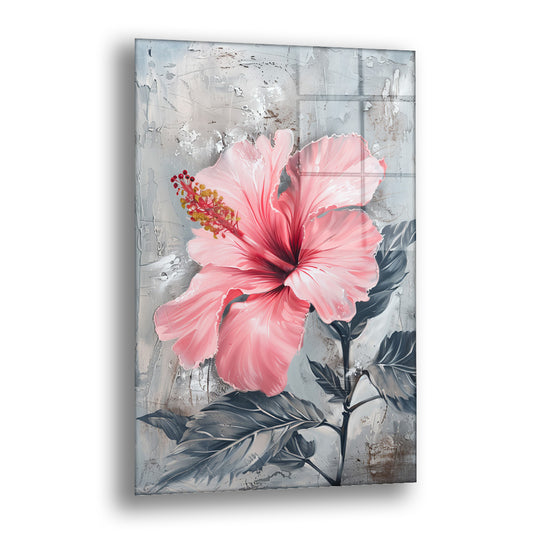Pembe Hibiskus cam tablo — gri yüzeyde geniş taç yapraklarını açan pembe bir hibiskusu kalın spatula darbeleriyle sunar.