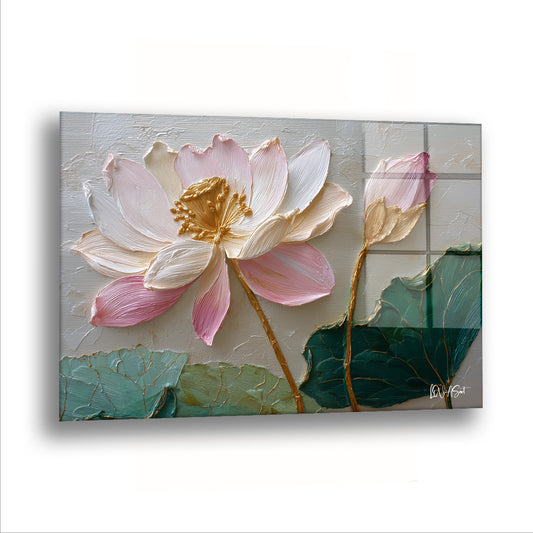 Pembe Lotus 3 cam tablo — Krem bir yüzeyin üzerinde bir lotus, altın göbeğiyle sessizce duruyor.
