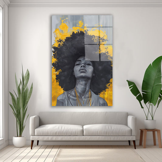 Sarı Fonda Afro Kadın cam tablo — duvarda dekorasyon görünümü