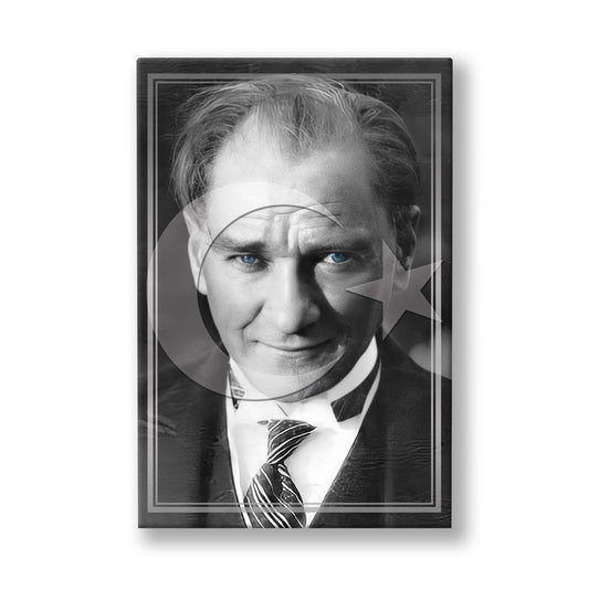 Siyah Beyaz Atatürk Portresi kanvas tablo — Siyah beyaz bir Atatürk portresi, arkasında beliren bayrak yansımasıyla birlikte ince bir çerçeve içinde duruyor.