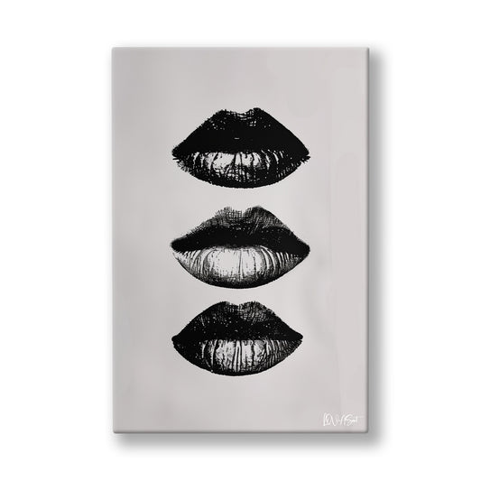 Siyah Dudaklar 2 kanvas tablo — Açık gri bir zemine alt alta dizilmiş üç kalın siyah dudak izi.