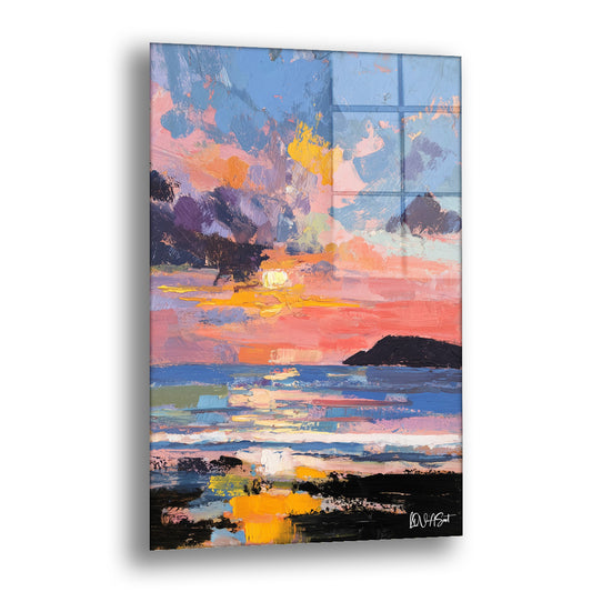 Turuncu Gün Batımı Kıyısı cam tablo — pembe, mor ve turuncu bulutların sahile ve karanlık bir adaya yansıdığı rengarenk bir a