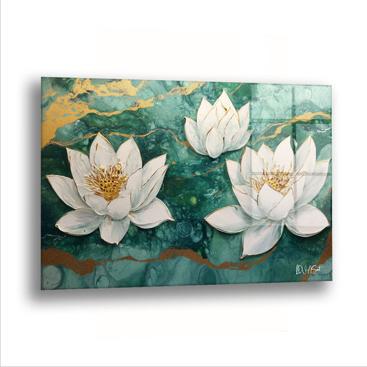 Üç Lotus cam tablo — Zümrüt yeşili bir suyun üstünde üç beyaz lotus, ağır ağır açıyor.