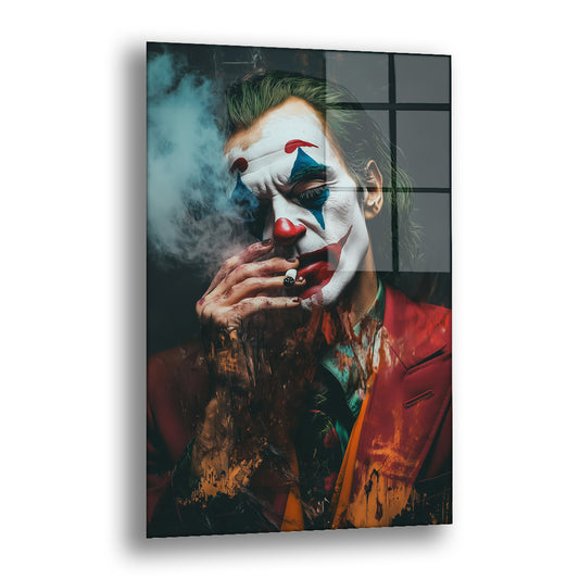 Yeşil Saçlı Joker cam tablo — sigarasını tutan bir palyaço makyajlı figürü kırmızı ceketi ve boya sıçramalarıyla dramatik biç