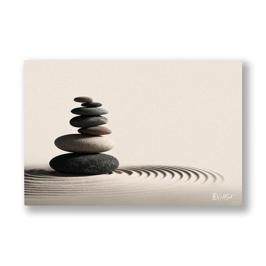 Zen Taşları kanvas tablo — Tırmıklanmış kumun ortasında sabırla dengelenmiş bir taş kulesi.