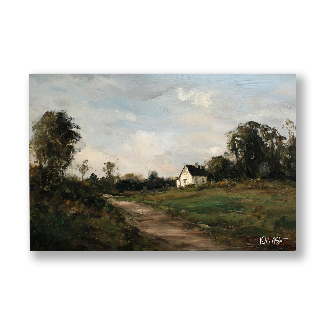 Ağaçlık Kır Yolu kanvas tablo — Yeşil bir kırın ortasından geçen toprak yol ve ucundaki küçük beyaz ev.