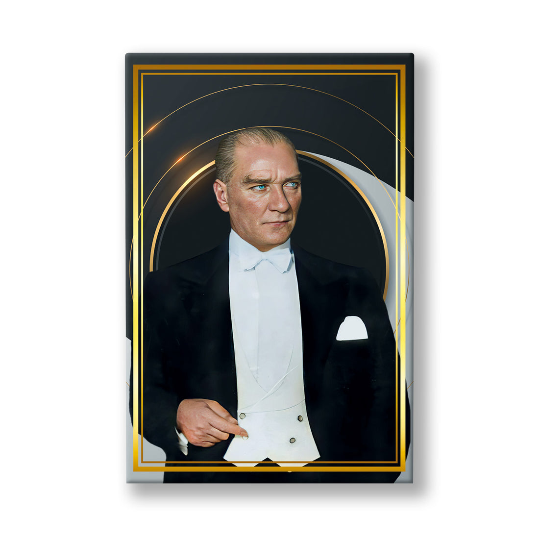 Altın Çerçeveli Atatürk Portresi kanvas tablo — Siyah zemin ve altın bir kemer önünde duran, frak giymiş Atatürk portresinin renkli çalışması.