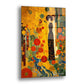 Altın Daireli Kadın cam tablo — turuncu ve altın dairelerden oluşan bir mozaiğin içinde uzun koyu elbiseli bir kadını resmedi