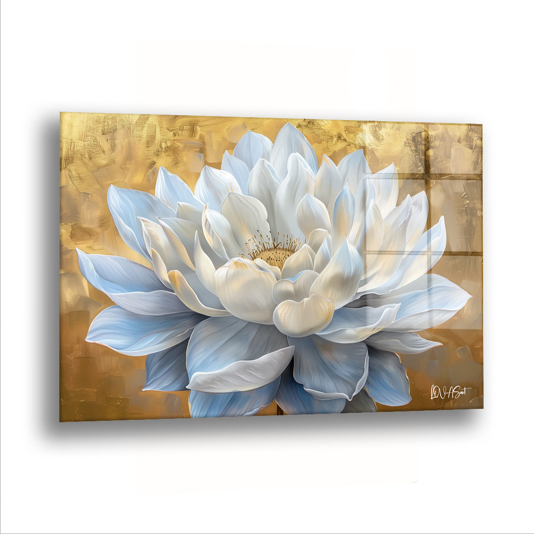 Altın Fonda Beyaz Lotus cam tablo — Altın bir zeminde açan beyaz lotus, ışığın tam ortasına yerleşmiş.