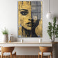 Altın Gazete Desenli Kadın Portresi cam tablo — iç mekân uygulama örneği