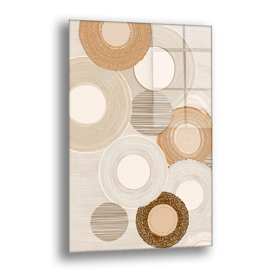 Altın Halkalar cam tablo — keten görünümlü krem bir zeminde birbirinin üstüne binen desenli dairelerin sakin bir ritim kurduğ