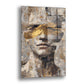 Altın Örtülü Yüz cam tablo — gri ve bej lekelerden oluşan bir yüzeyin içinden beliren bir yüzün gözlerini geniş altın bir ban