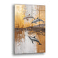Altın Suda Yunuslar cam tablo — altın ve toprak tonlu bir denizde sıçrayan yunusları akıntılı bir soyut zeminle birleştiriyor