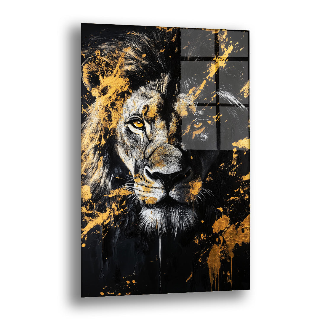 Altın Yeleli Aslan cam tablo — karanlıktan doğrudan bakan bir aslanı yelesine savrulmuş altın sıçramalarla birlikte resmeder.
