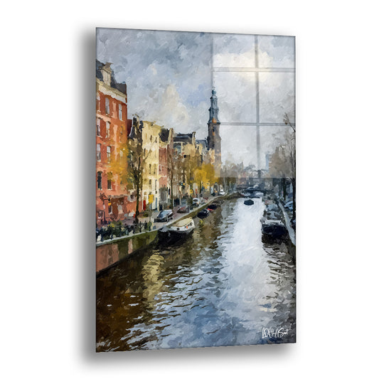 Amsterdam Kanalı cam tablo — yağmur sonrası bir kanalın iki yakasındaki tarihi cepheleri ve suya düşen yansımalarını izlenimc