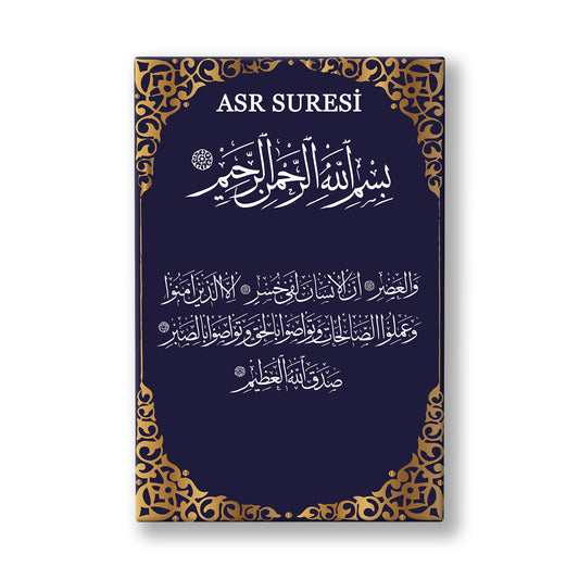 Asr Suresi kanvas tablo — Lacivert zemin üzerinde altın işlemeli bir çerçeve içinde, sakin bir düzenle yazılmış Asr Suresi levhası.