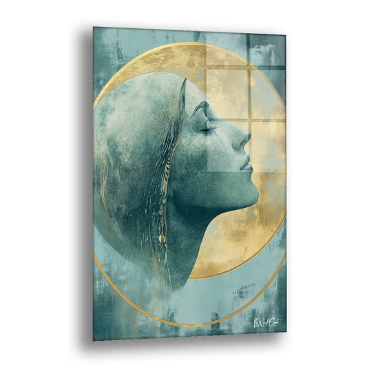 Ayın İçinde cam tablo — gözleri kapalı bir kadın profilini altın bir ay halkasının içinde turkuaz tonlarda sunar.