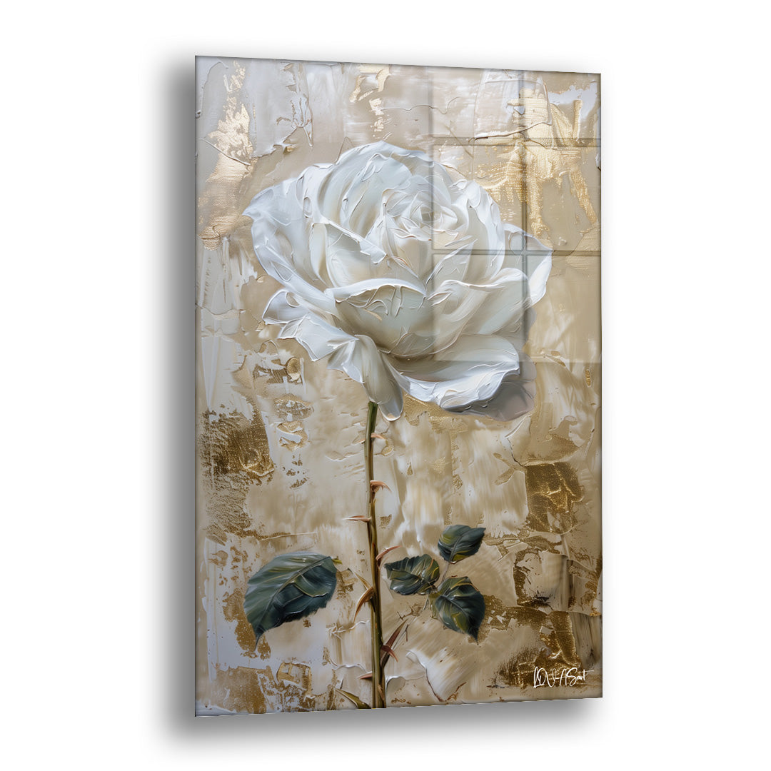 Beyaz Gül Dalı cam tablo — uzun ince bir saplı beyaz gülü, altın yaprak parçalarıyla kaplı sıcak bir zeminde tek başına yükse