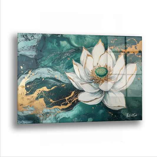 Beyaz Lotus cam tablo — Zümrüt yeşili ve altın damarlı bir yüzeyin üstünde duran krem bir lotus.