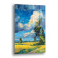 Bulutlu Kır Ağacı cam tablo — sarı çayırların ve yeşil ağaçların üzerinde yükselen mavi ve bulutlu bir gökyüzünü, sağda yükse