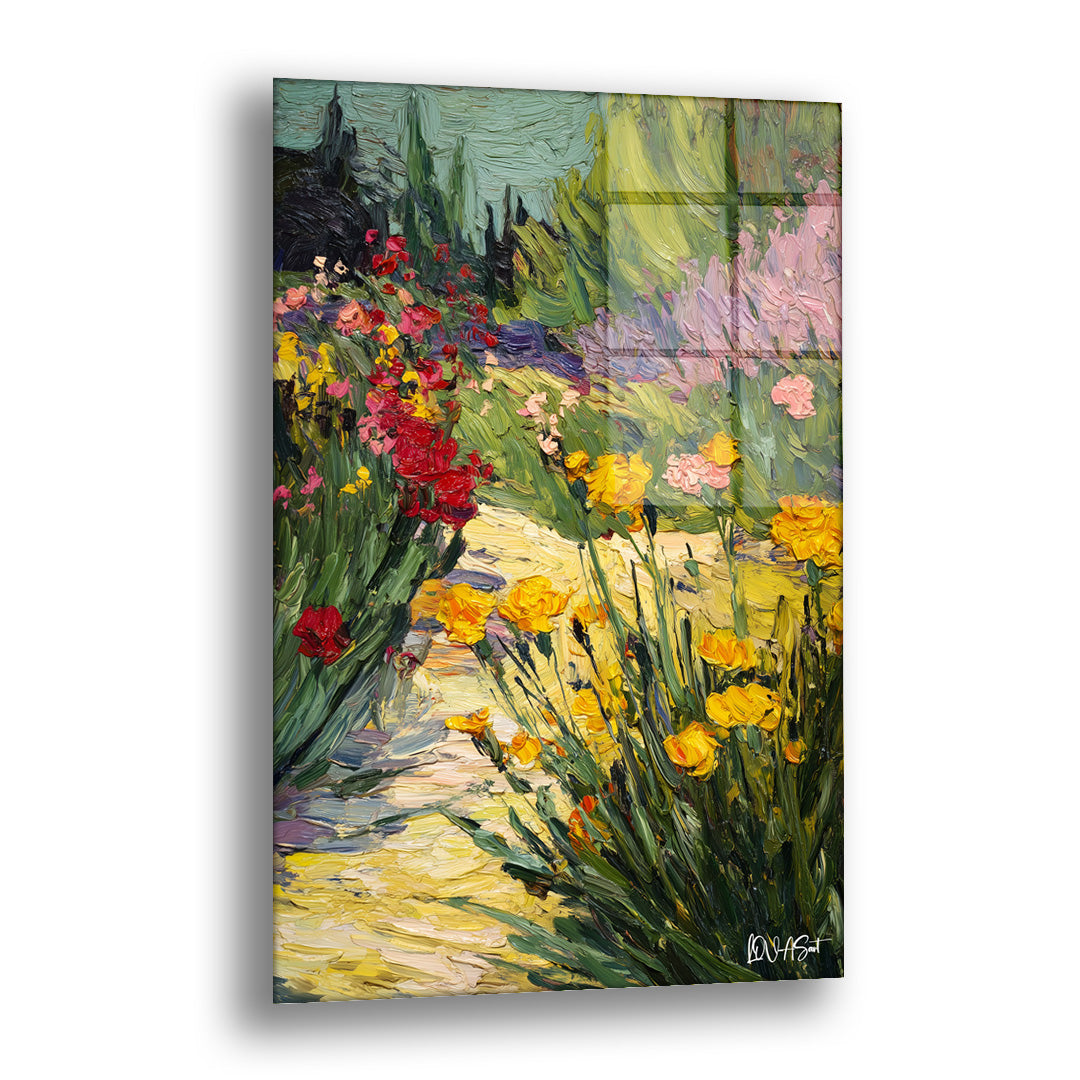 Çiçekli Bahçe Yolu cam tablo — sarı nergisler, kırmızı çiçekler ve lavanta tonlarının iki yanını süslediği güneşli bir bahçe 
