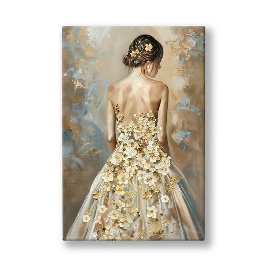 Çiçekli Elbiseli Kadın kanvas tablo — Sırtı dönük duran kadının krem elbisesi kabartma çiçeklerle bezenmiş.