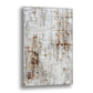 Eskitilmiş Kahve Doku cam tablo — krem ve beyaz bir yüzeyin üzerinde pas rengi lekelerle eskiyi andıran soyut bir duvar görün