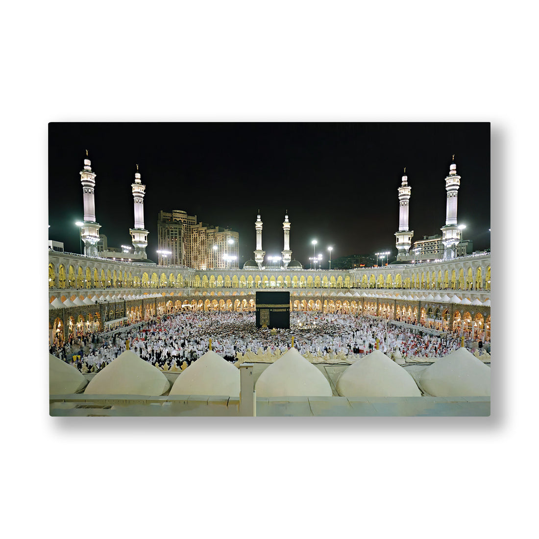 Gece Kâbe Manzarası kanvas tablo — Gece aydınlatması altında Mescid-i Haram avlusu ve tam ortasında siyah örtülü Kâbe görüntüsü.