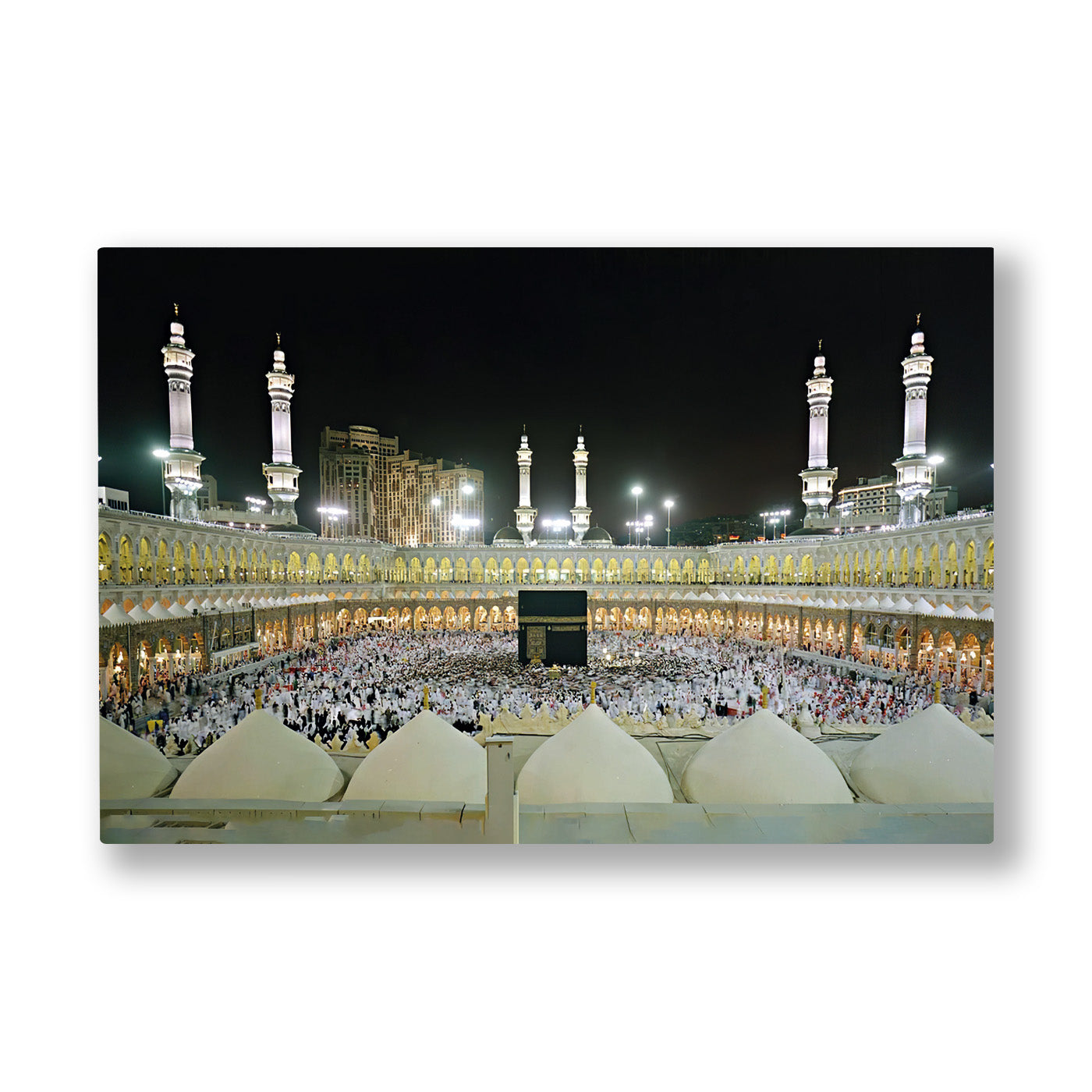 Gece Kâbe Manzarası kanvas tablo — Gece aydınlatması altında Mescid-i Haram avlusu ve tam ortasında siyah örtülü Kâbe görüntüsü.