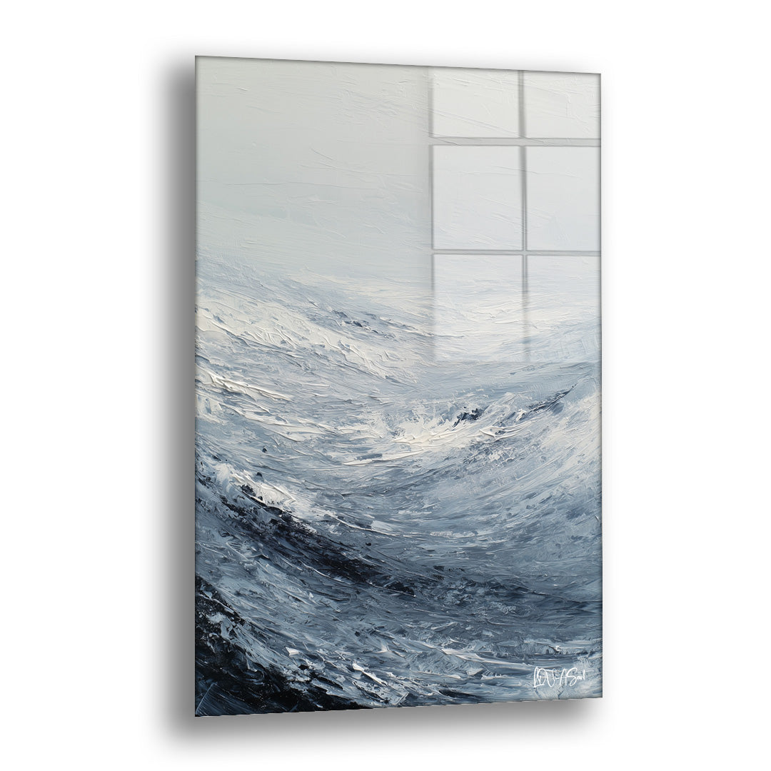 Gri Deniz Dalgası cam tablo — sisli gri bir gökyüzünün altında köpüklü beyaz kıvrımlarla ilerleyen mavi gri dalgaları kalın v