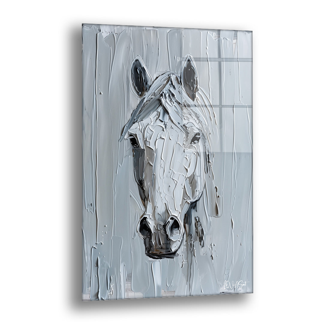Gri Spatula At cam tablo — gri-mavi bir zeminde spatulayla şekillenmiş beyaz bir at başını, kalın boya görünümüyle sakin ve h