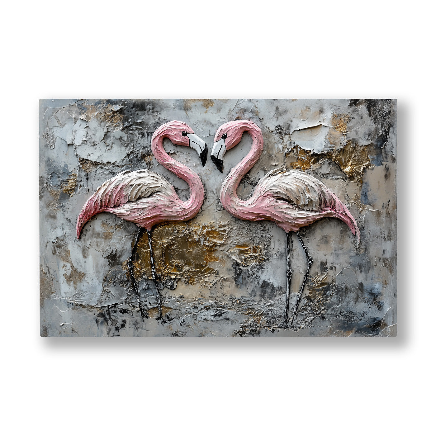 Kabartma Flamingo İkilisi kanvas tablo — Eskimiş altın bir duvarın önünde iki flamingo boyunlarıyla kalp çiziyor.