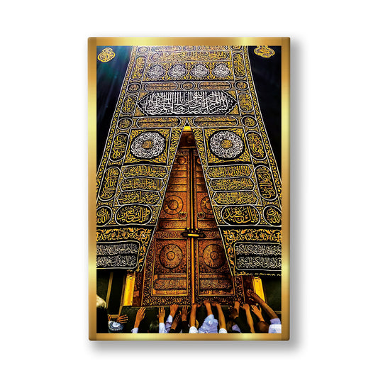 Kâbe Kapısı kanvas tablo — Altın işlemeli Kabe kapısı, siyah örtünün önünde tüm ayrıntısıyla ve tam karşıdan görünüyor.