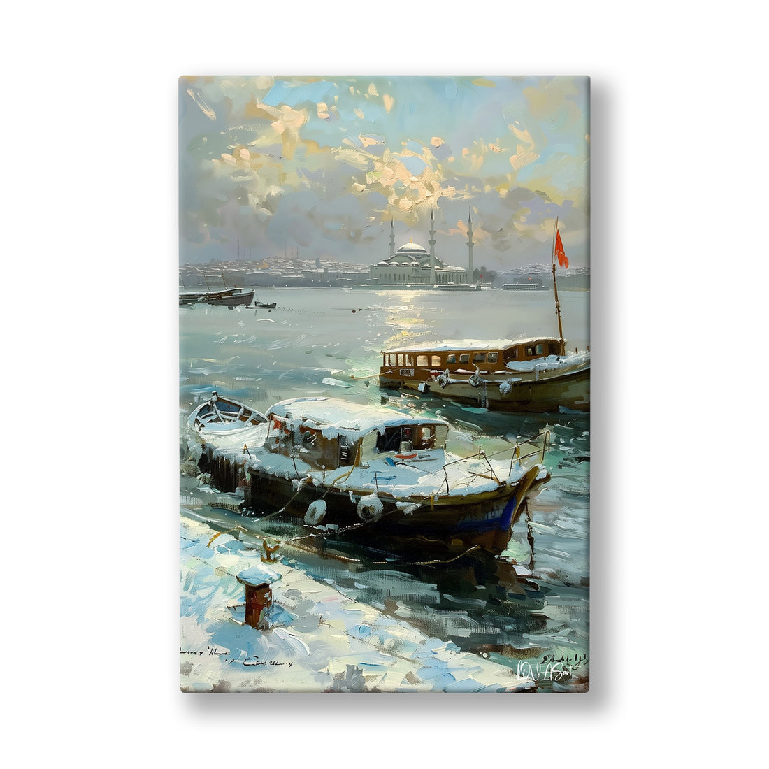Karlı Liman kanvas tablo — Karla kaplı iskelede bekleyen eski ahşap tekne ve sisli şehir silueti.