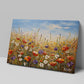 Kır Çiçekleri Çayırı kanvas tablo — duvarda dekorasyon görünümü