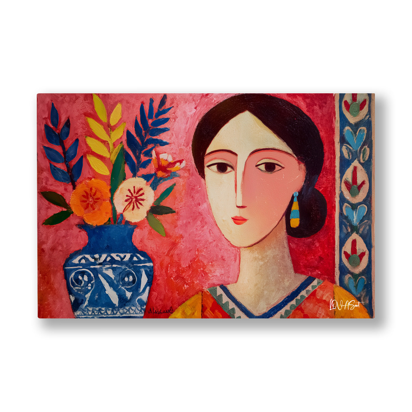 Kırmızı Fonda Kadın kanvas tablo — Çiçeklerin ve çini bir vazonun arasında iri gözlerle bakan kadın.