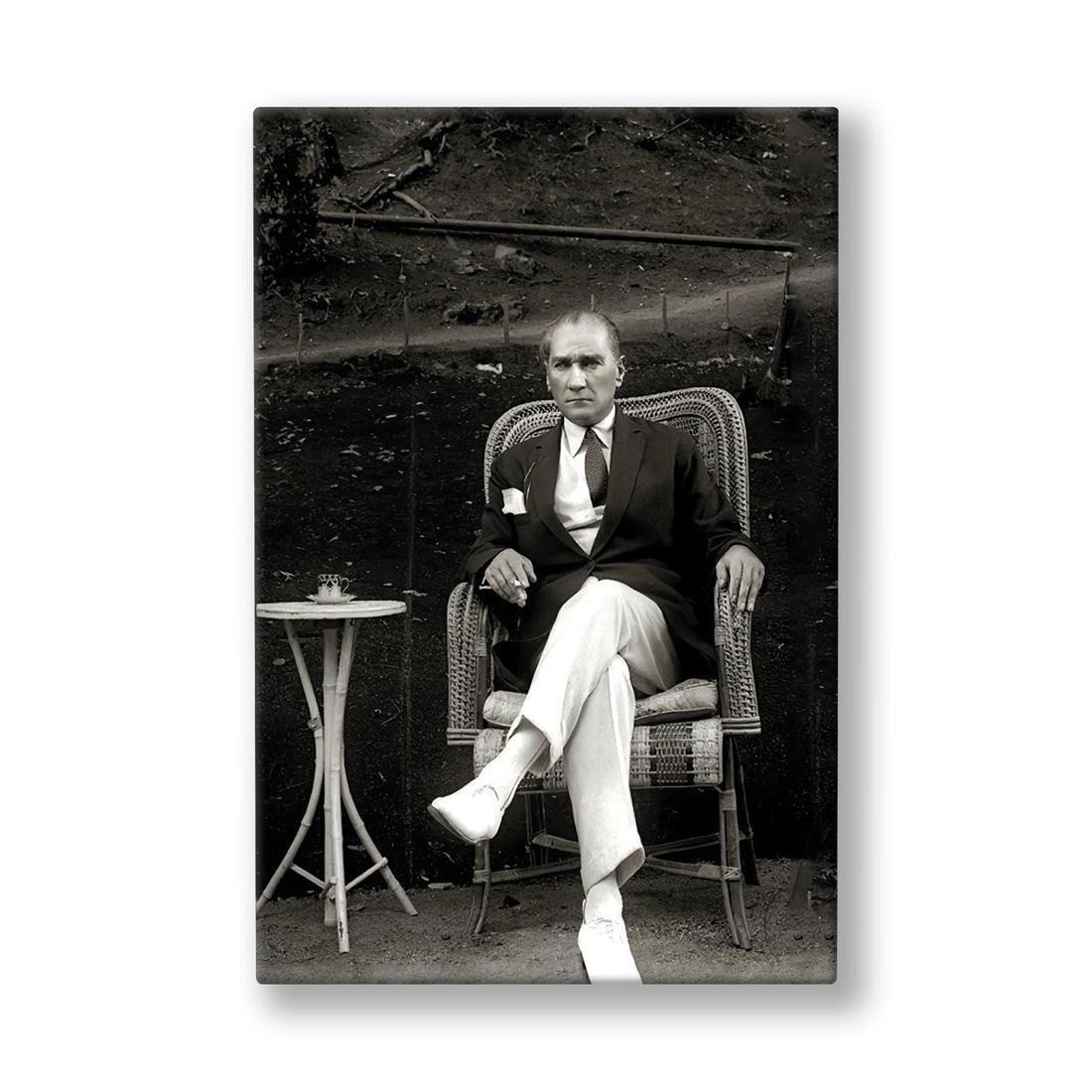 Koltukta Atatürk Portresi kanvas tablo — Siyah beyaz bir kare: hasır koltuğunda oturan Atatürk, bahçe ışığında rahat ve düşünceli bir duruşta.