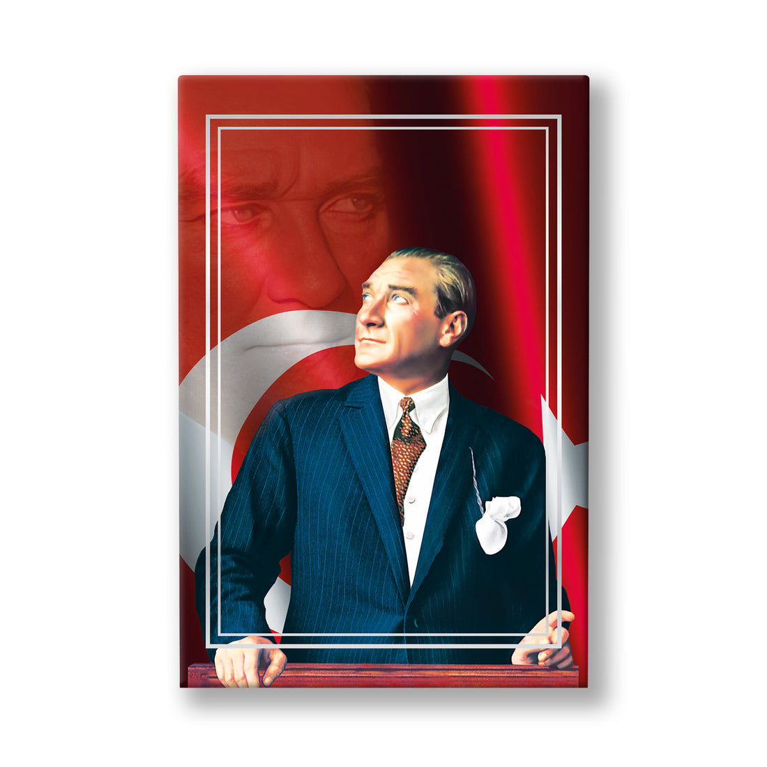 Kürsüde Atatürk Portresi kanvas tablo — Mavi takım elbisesiyle kürsüde duran Atatürk, arkasındaki kırmızı bayrak dalgasının önünde ileriye bakıyor.