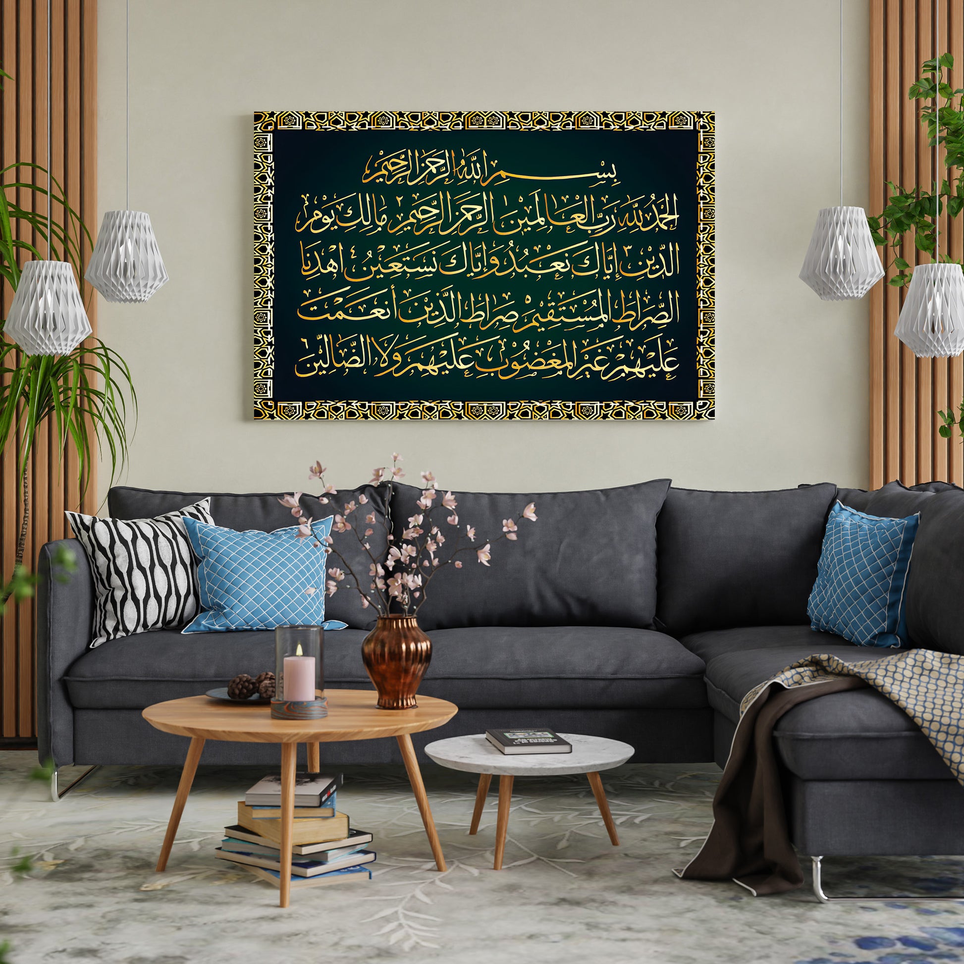 Lacivert Zeminde Fatiha Suresi kanvas tablo — iç mekân uygulama örneği